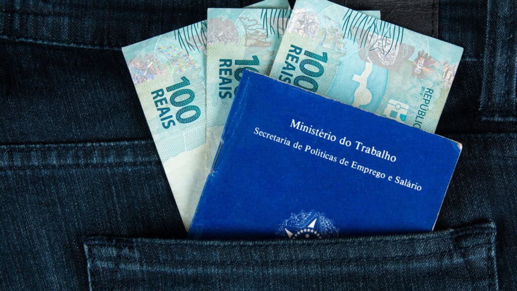 Governo anunciou reajuste e salário mínimo subiu para R$ 2.099,27