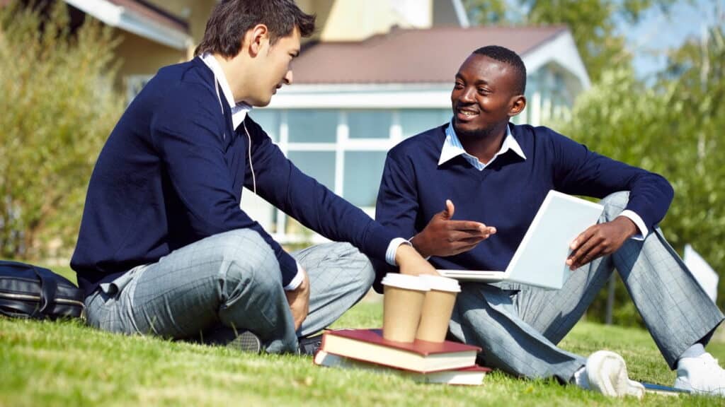 Novo programa dá dinheiro a alunos por presença e provas realizadas