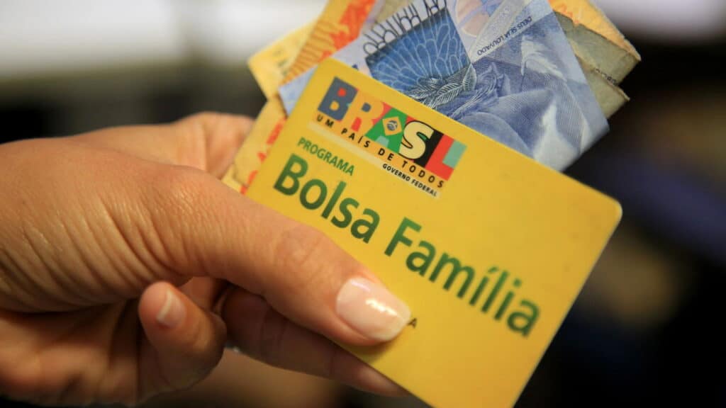 Bolsa Família (01) Mais de 20 milhões de famílias recebem R$ 600!