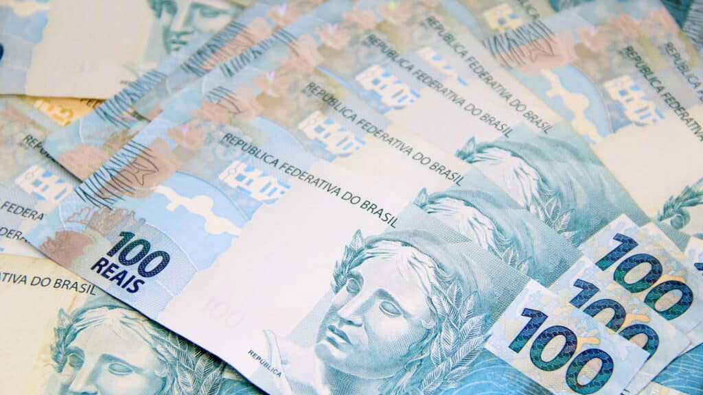 Dinheiro e notas de R$ 100 - Créditos: depositphotos.com / brenosaturnino